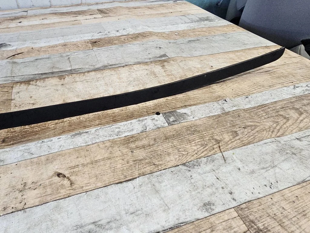 Listwa szyby przedniej 8E085432