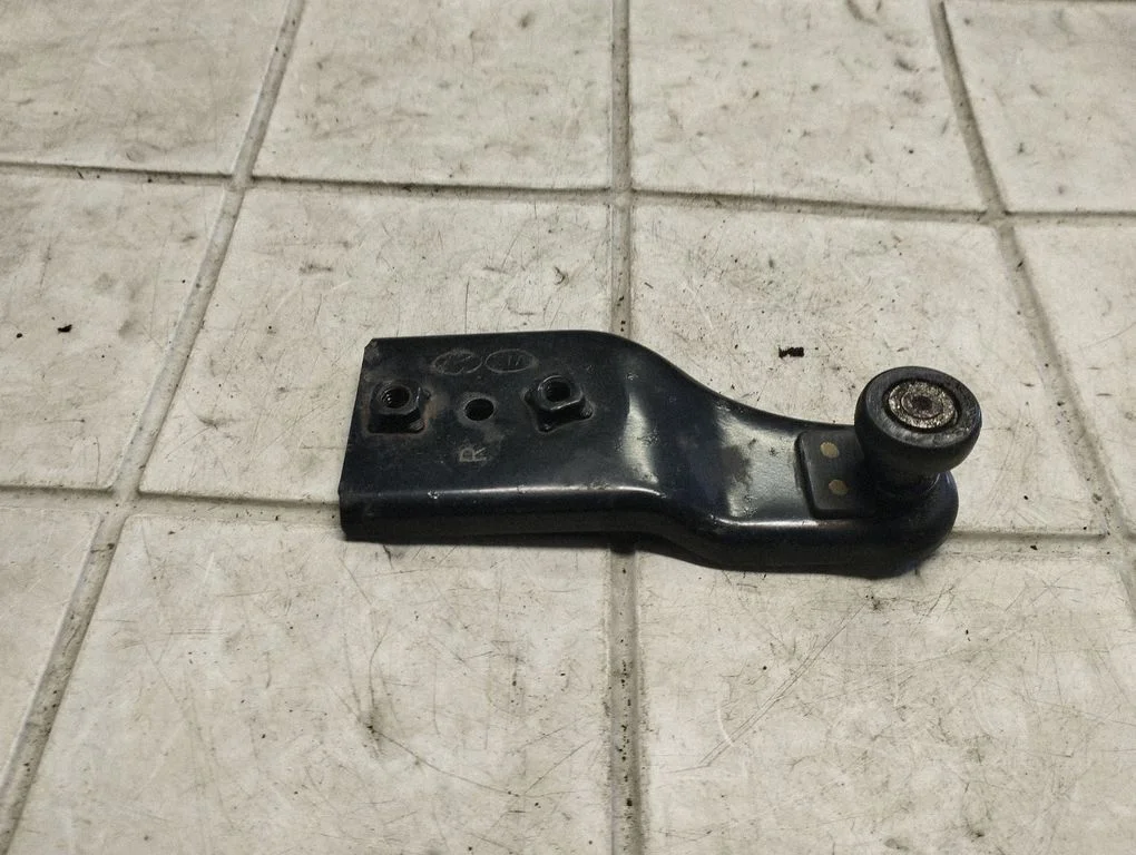 Sliding door middle roller runner