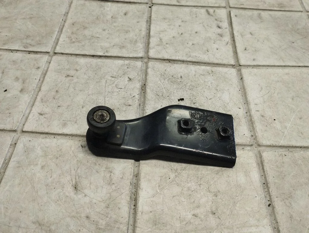 Sliding door middle roller runner
