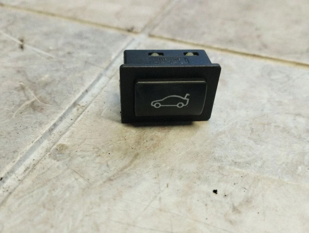 Tailgate opening switch – BMW 7 Series F01 F02 F03 F04 (2008-2016)