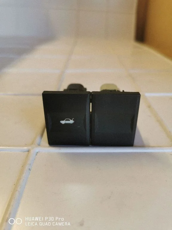 Tailgate opening switch – Ford Mondeo Mk III (2000-2007)