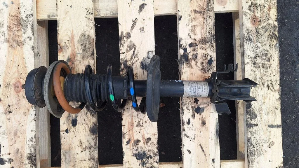 Front shock absorber with coil spring 543028447R