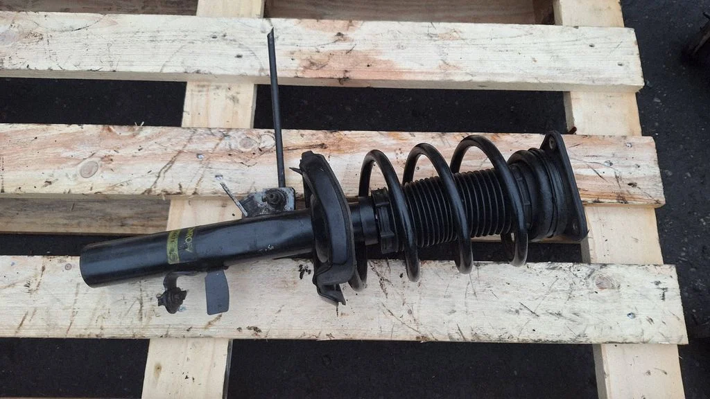 Eesmine amortisaator koos vedruga – Ford Focus (2010-2017)