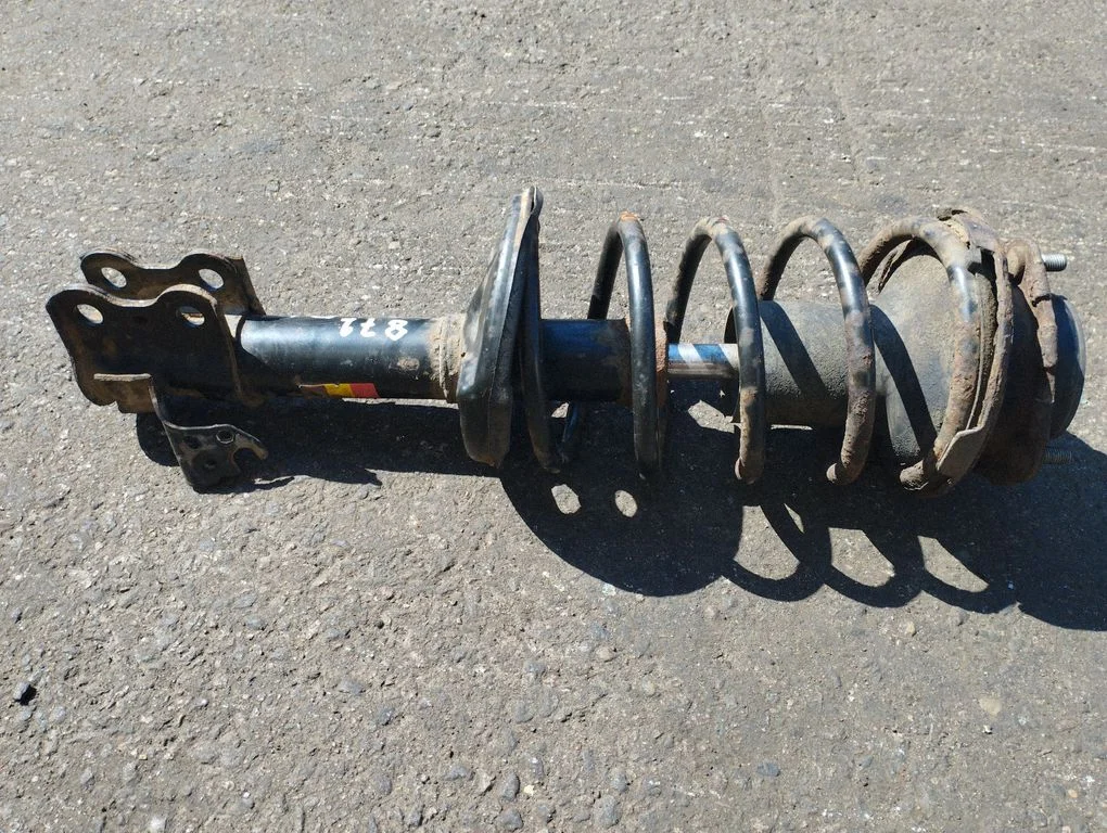 Eesmine amortisaator koos vedruga – Toyota Avensis T220 (1997-2000)