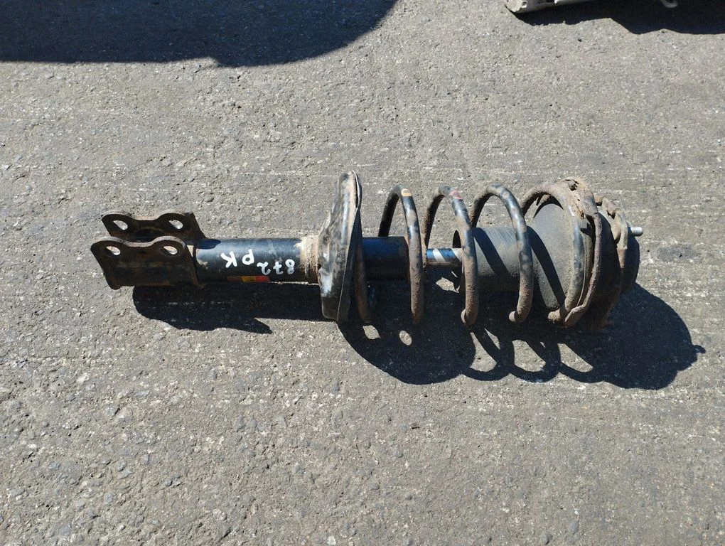 Eesmine amortisaator koos vedruga – Toyota Avensis T220 (1997-2000)