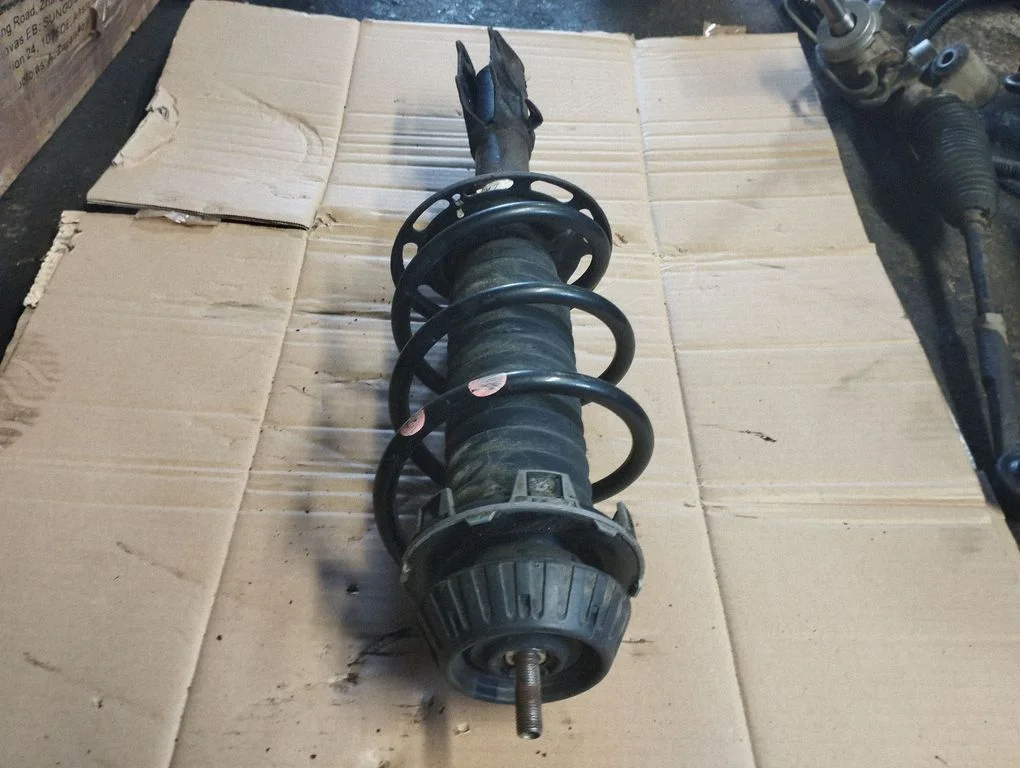 Eesmine amortisaator koos vedruga 51601SAAE520M1 – Honda Jazz (2002-2008)