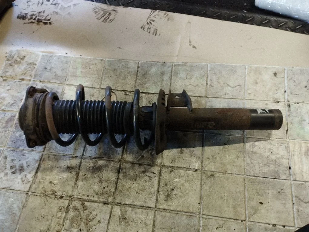 Front shock absorber with coil spring – Skoda Octavia Mk2 (1Z) (2004-2013)