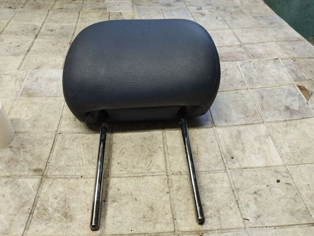 Front seat headrest – Toyota Avensis T250 (2003-2006)
