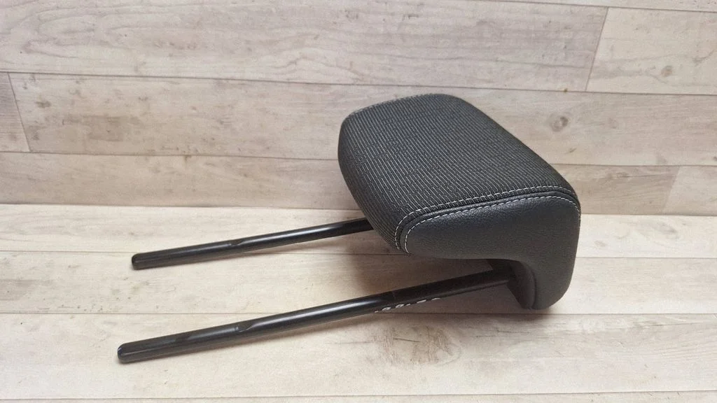 Rear seat headrest – rear right
