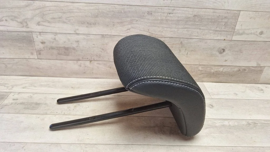 Rear seat headrest – centre