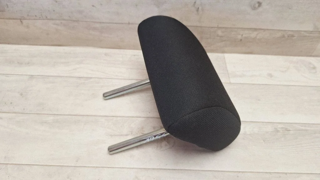 Rear seat headrest – centre