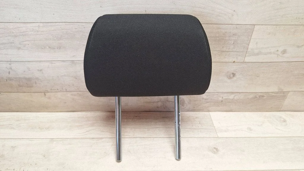 Rear seat headrest – rear right