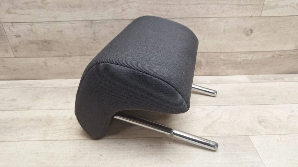 Rear seat headrest