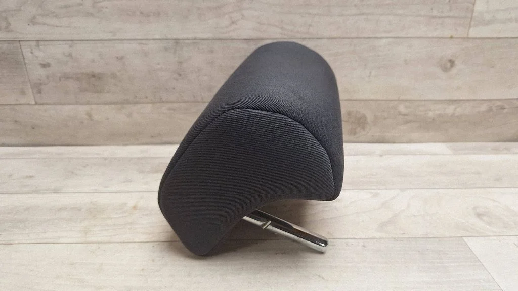 Rear seat headrest – centre
