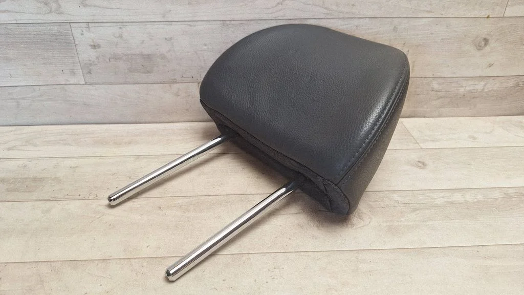 Rear seat headrest
