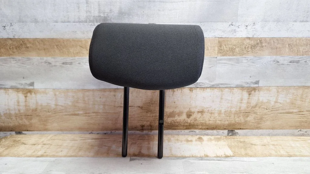 Rear seat headrest