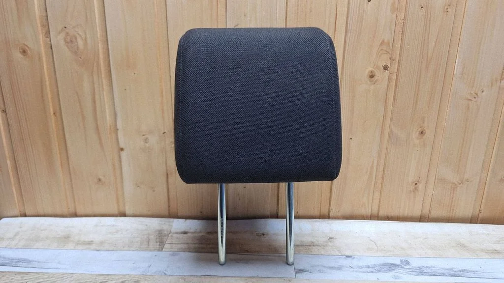 Rear seat headrest