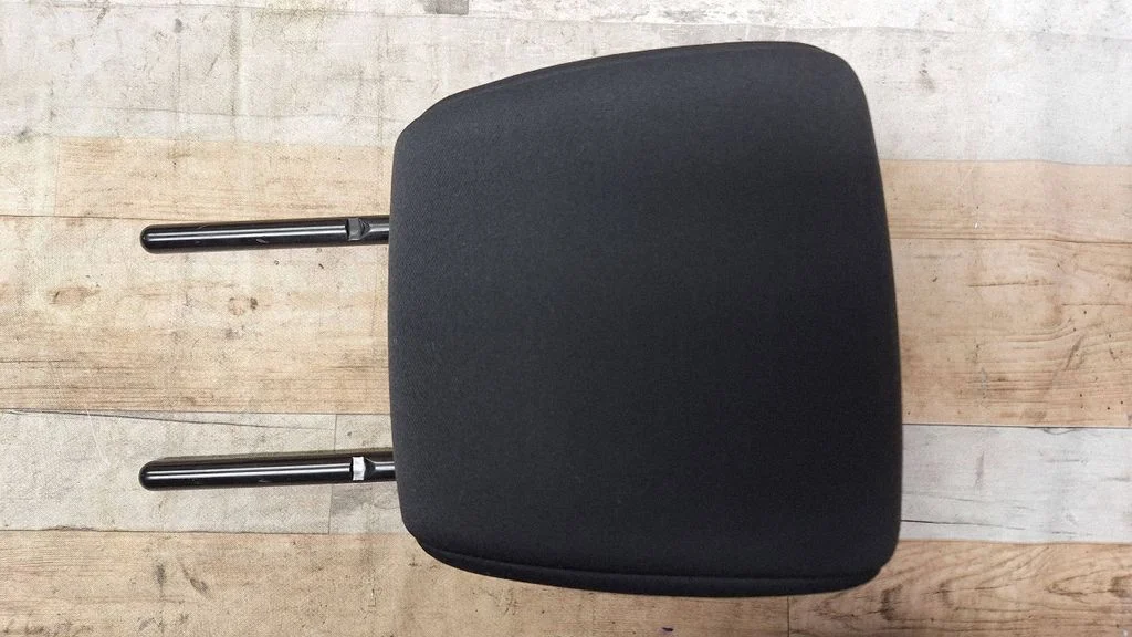 Rear seat headrest – rear right