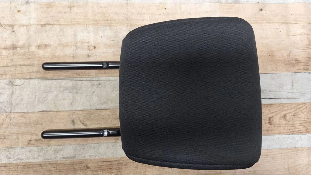 Rear seat headrest