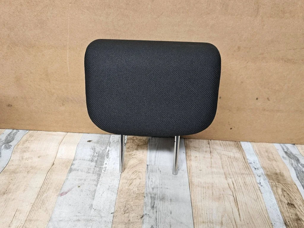 Rear seat headrest