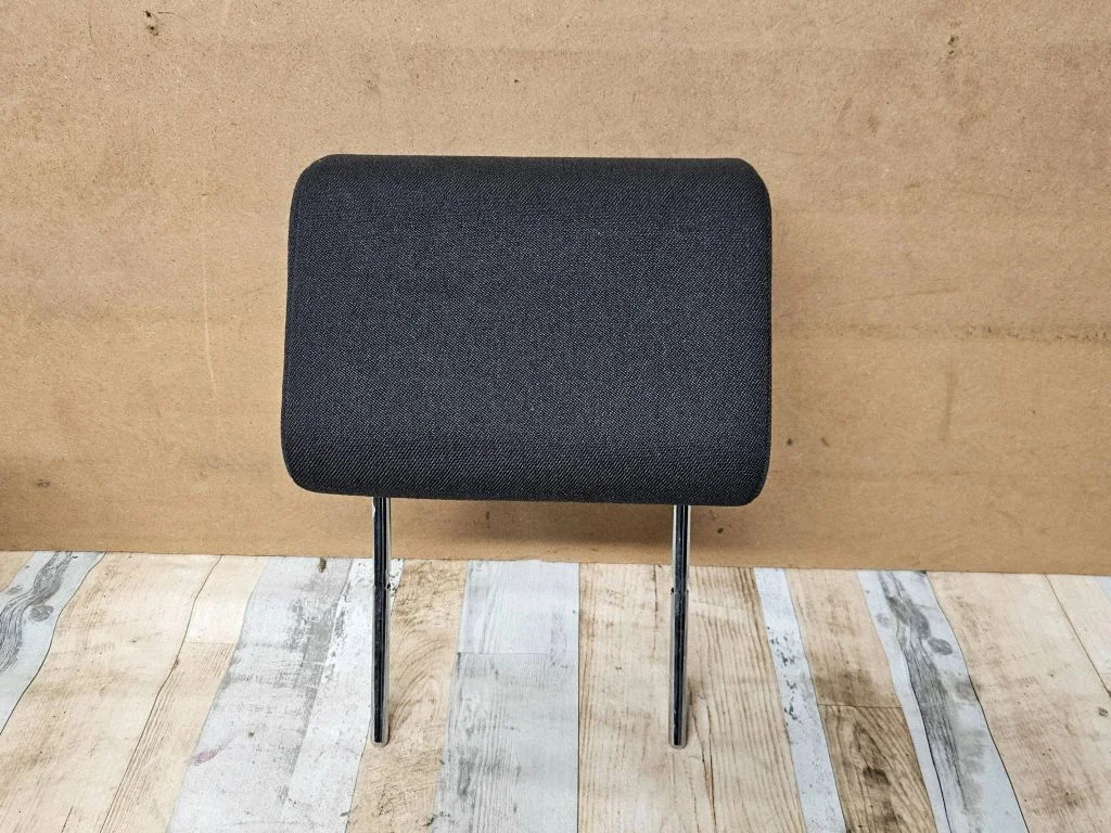 Rear seat headrest