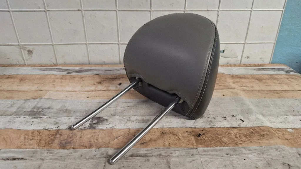 Rear seat headrest – rear right