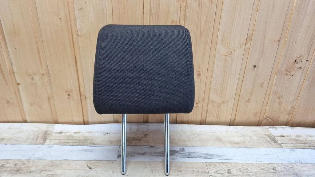 Rear seat headrest – rear right