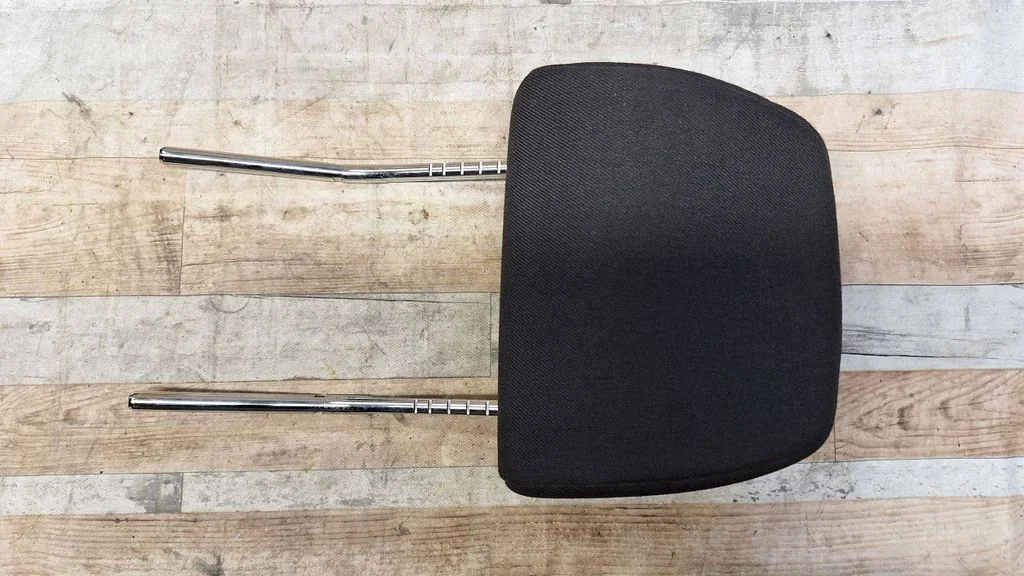 Rear seat headrest – rear left