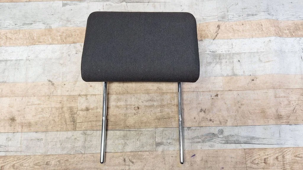 Rear seat headrest