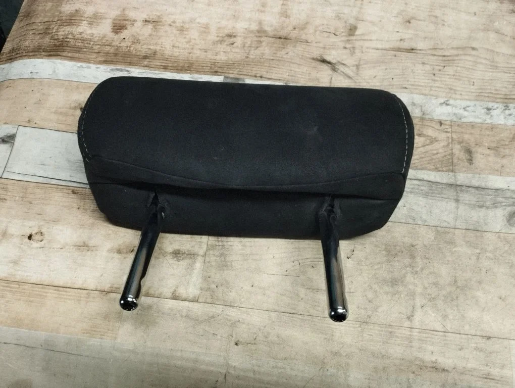 Rear seat headrest – rear right