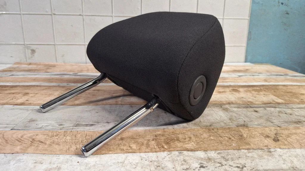 Rear seat headrest – rear right