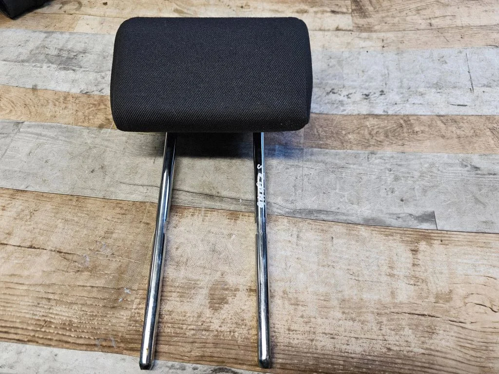 Rear seat headrest