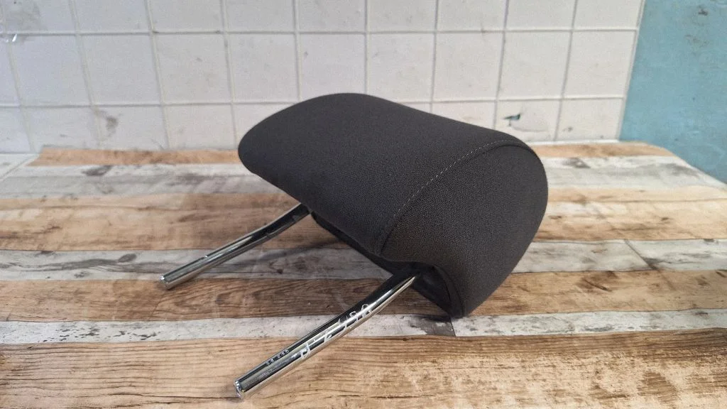 Rear seat headrest – rear right