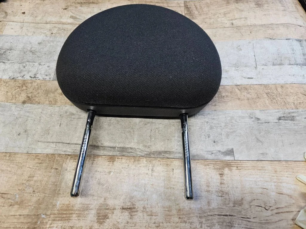 Rear seat headrest – rear right