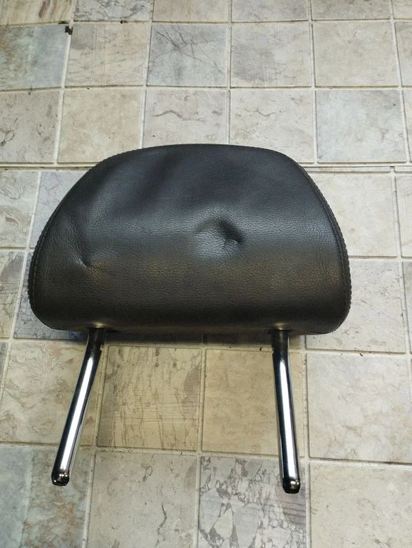 Rear seat headrest