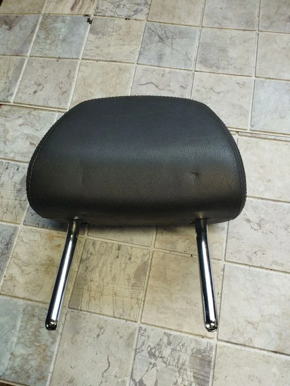 Rear seat headrest