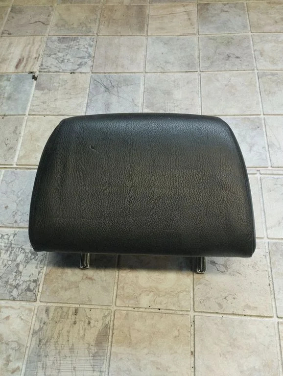 Rear seat headrest