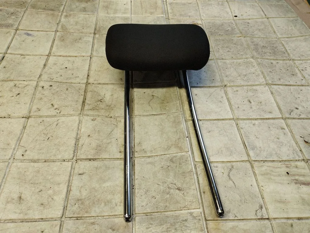 Rear seat headrest