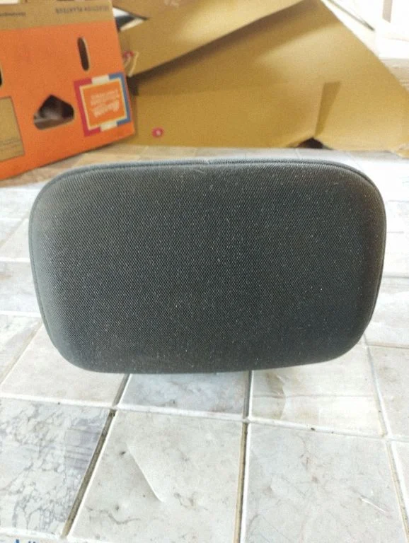 Rear seat headrest