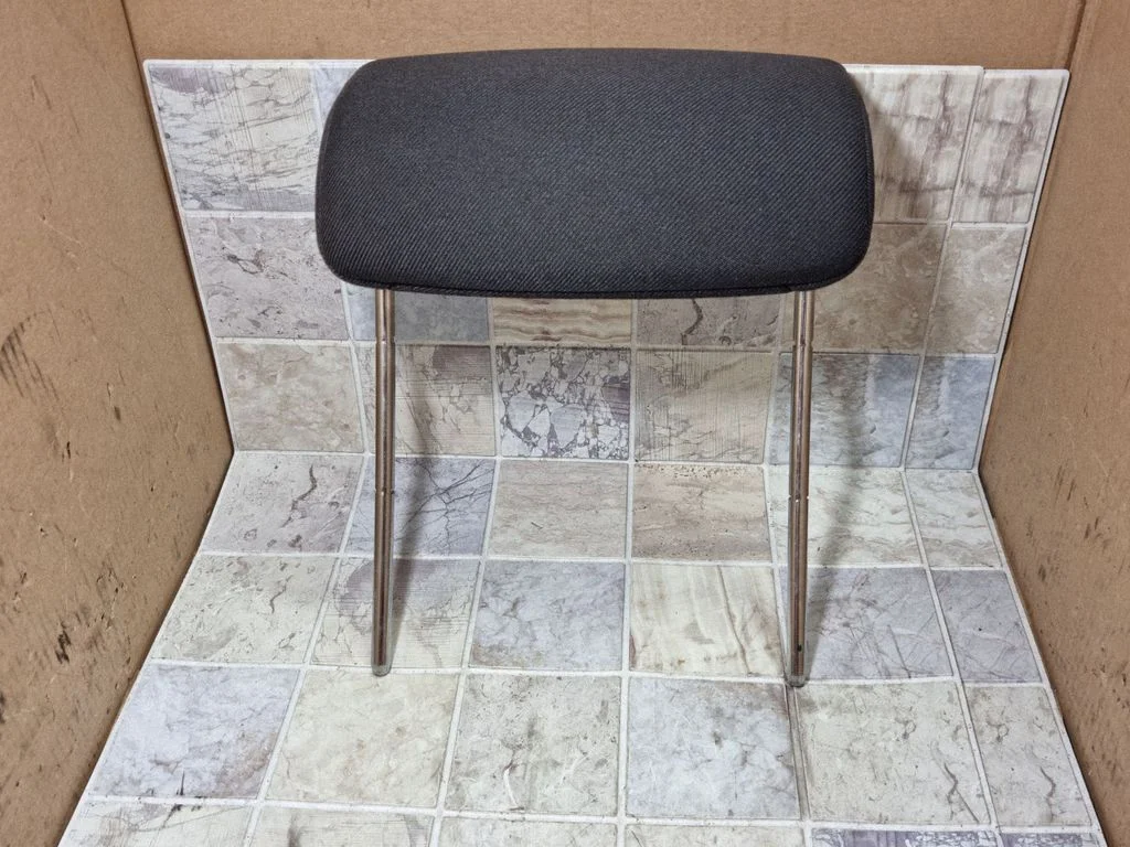 Rear seat headrest – centre