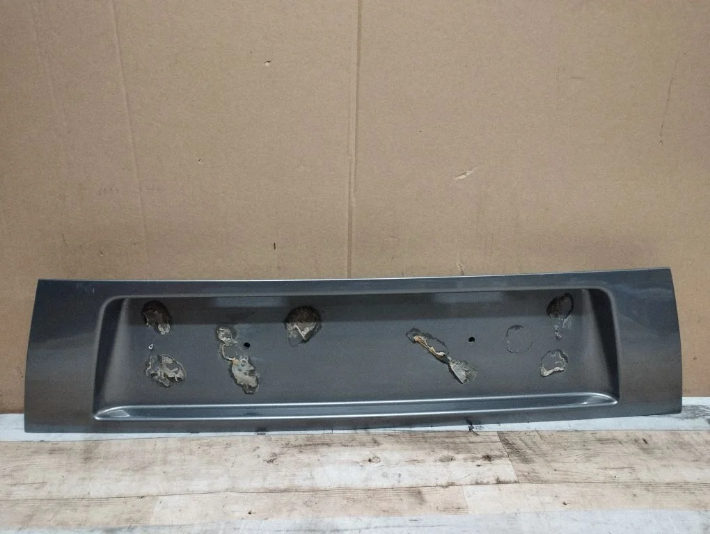 Trunk door license plate light bar 964579