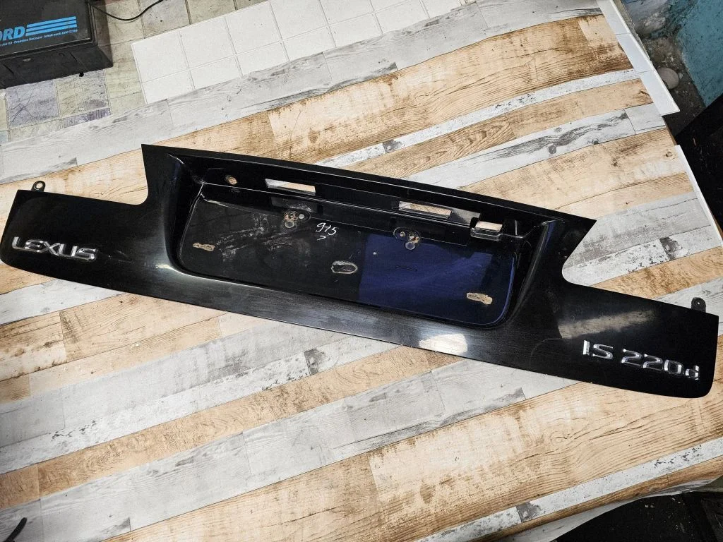 Aizmugurējā vāka numura zīmes apgaismojuma josla – Lexus IS 220D-250-350 (2006-2013)