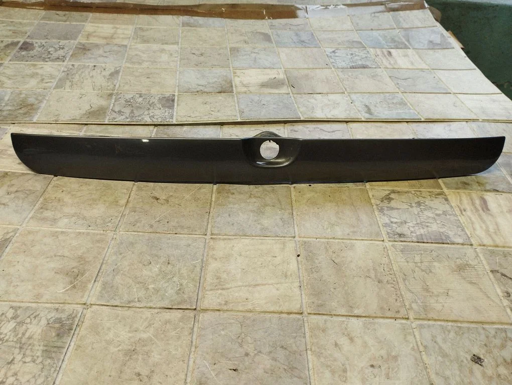 Trunk door license plate light bar 90379079