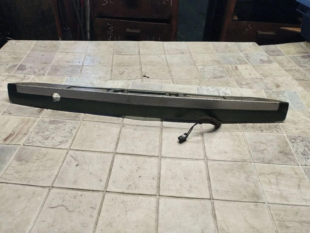 Trunk door license plate light bar 925003E1