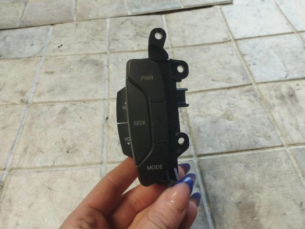 Steering wheel buttons/switches 96628528