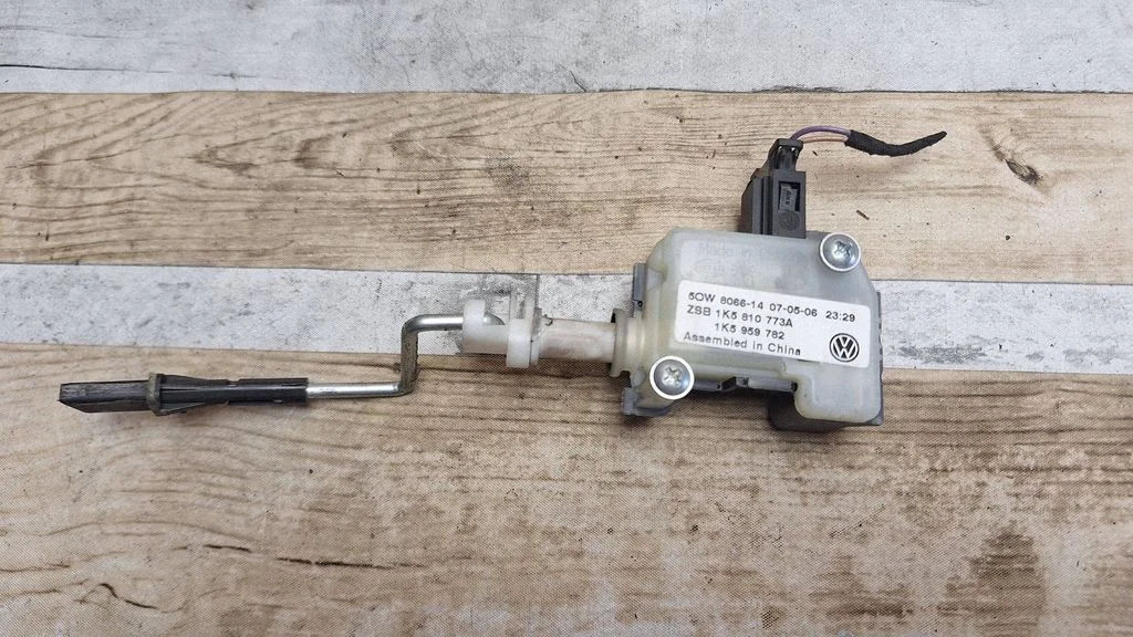 Fuel tank cap lock motor 1K5810773A