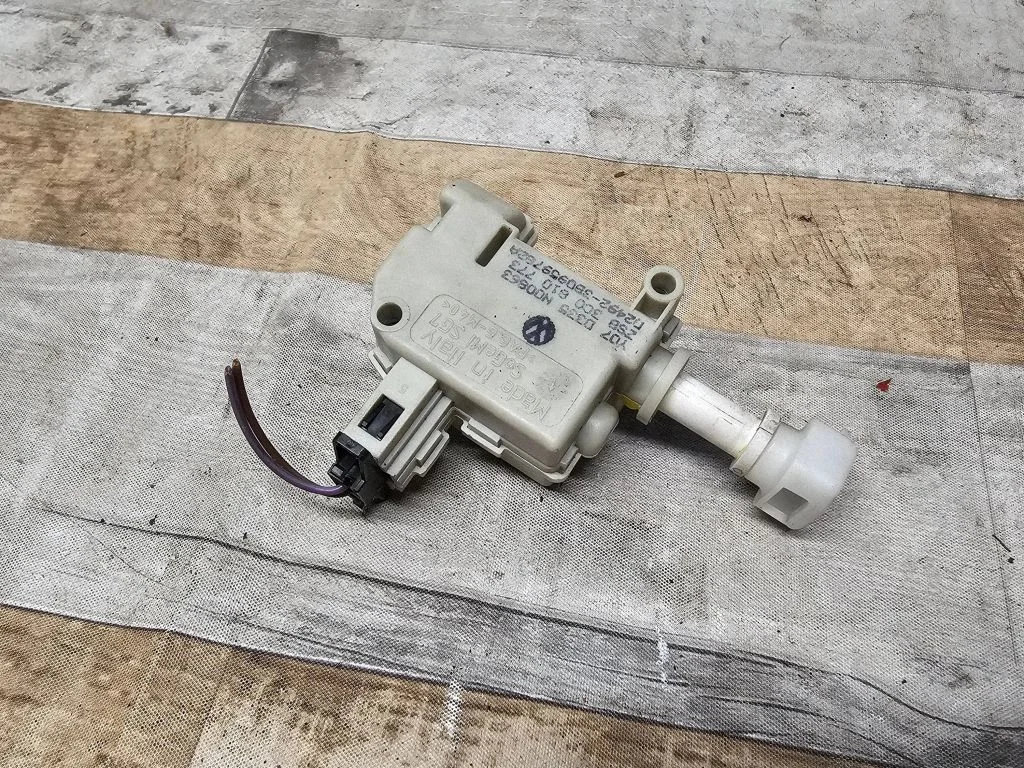 Fuel tank cap lock motor 3B0959782A
