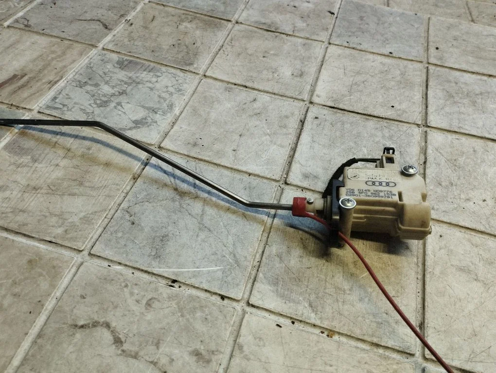 Degvielas tvertnes vāciņa slēdzenes motoriņš 4F0862153B