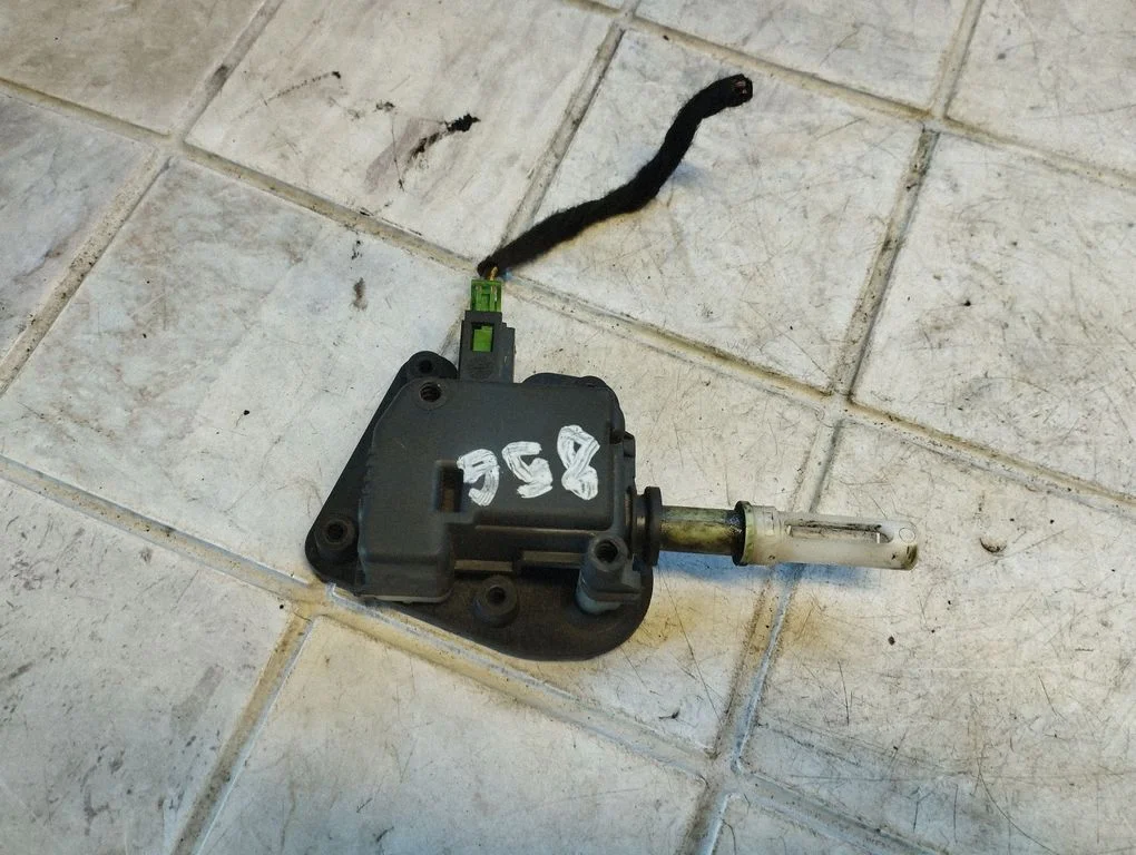Fuel tank cap lock motor 8E9827833