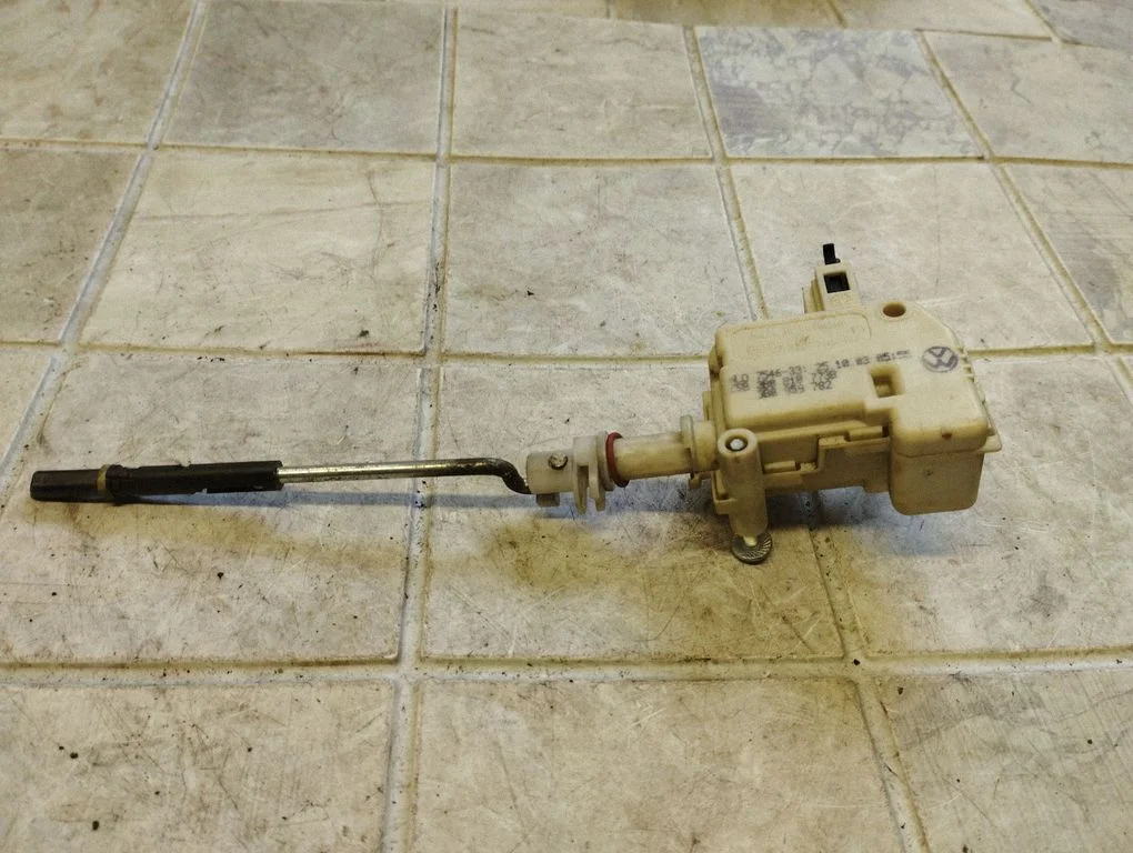 Degvielas tvertnes vāciņa slēdzenes motoriņš 3B0810773B